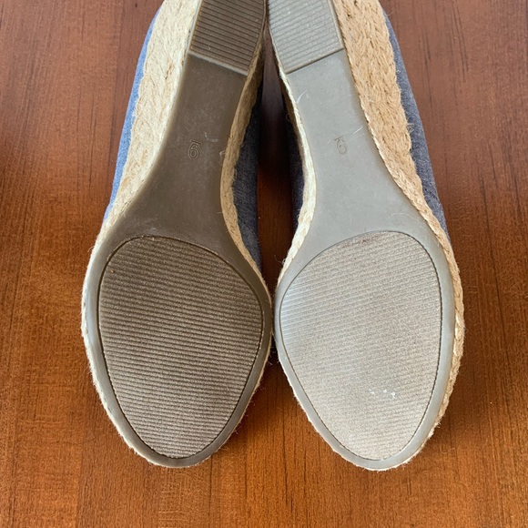 Cute denim “Lindsey” wedges by Coach and Four Sz 9 NWB - Picture 5 of 9